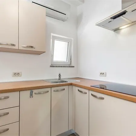 Gasthuis Pansion Betina 4*